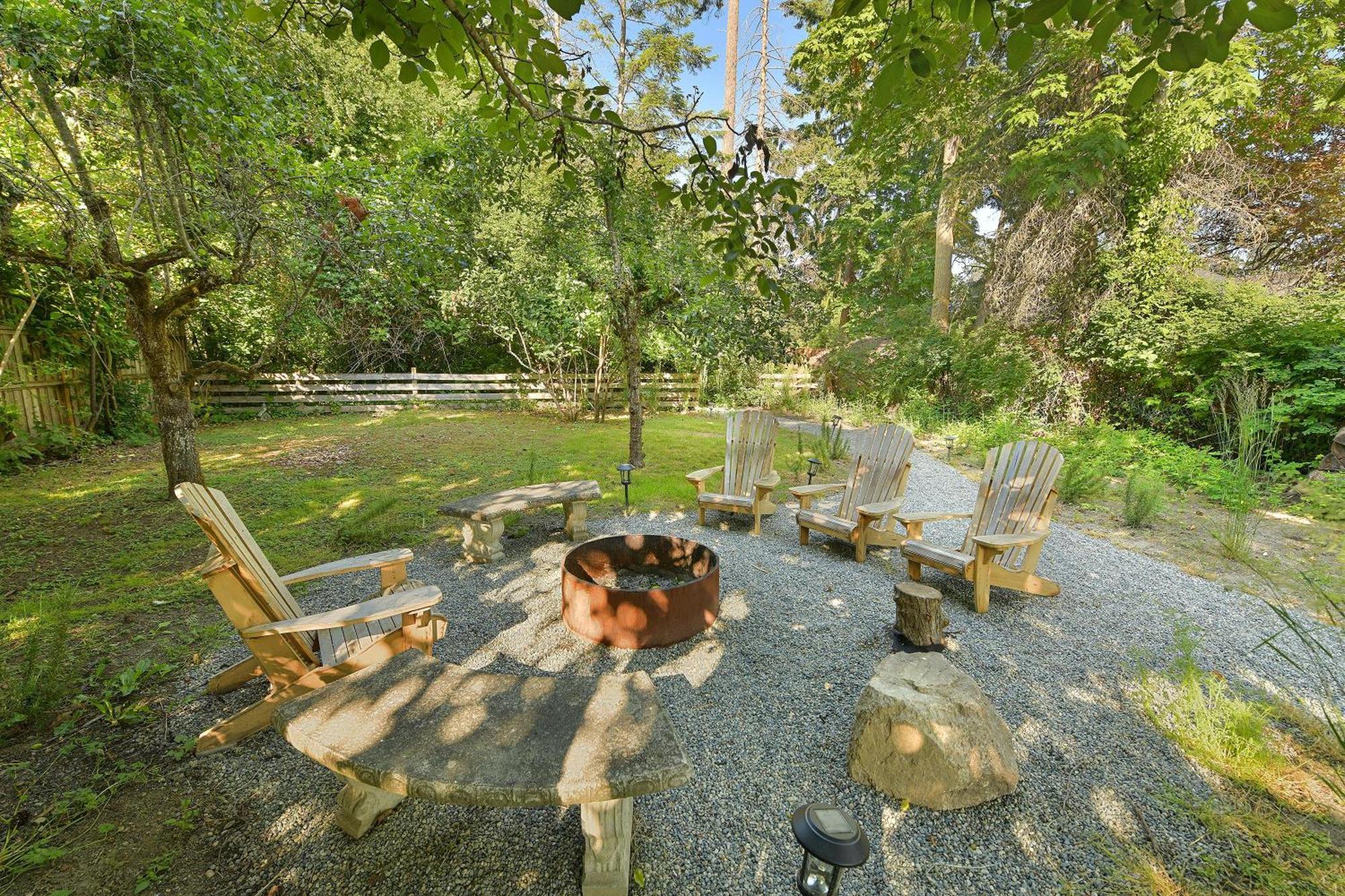The Bayside Cottage North Saanich Exterior photo